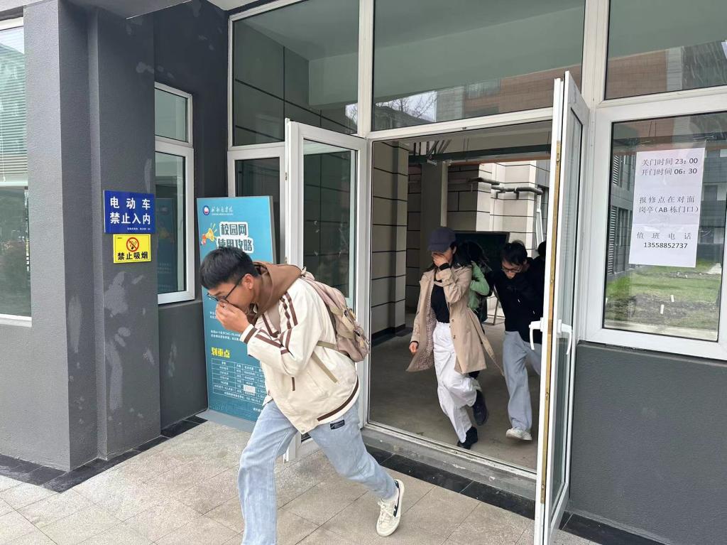 http://news.cmc.edu.cn/__local/4/43/9A/9F141EC07C8EA757ACF74C29AF6_845D5E07_1E04A.jpg