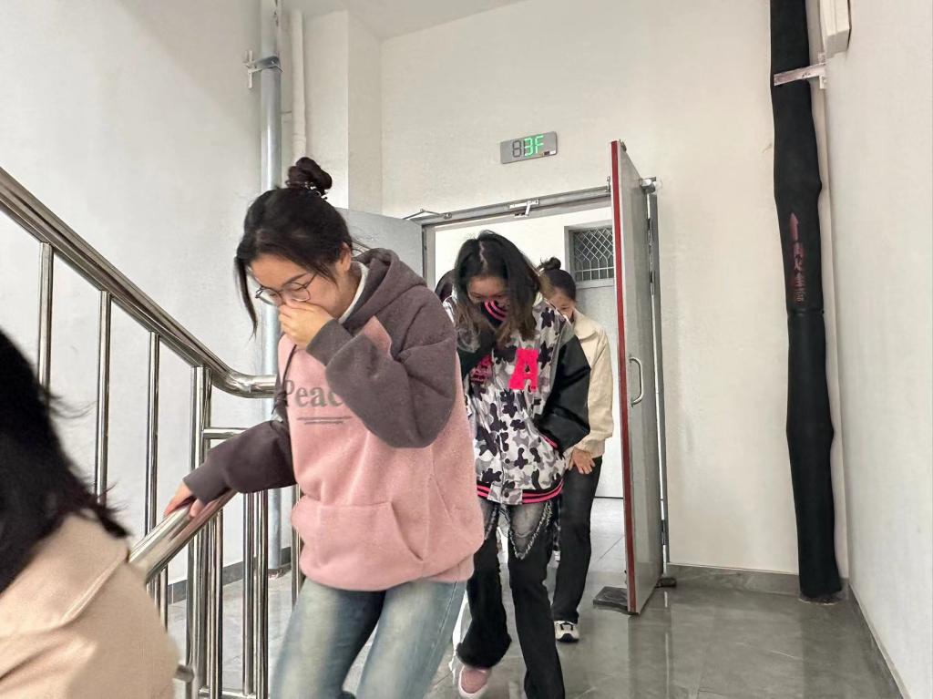 http://news.cmc.edu.cn/__local/B/66/BE/D8BE96D083BB420B8EF85F5D8C5_C6EB0EB1_16604.jpg